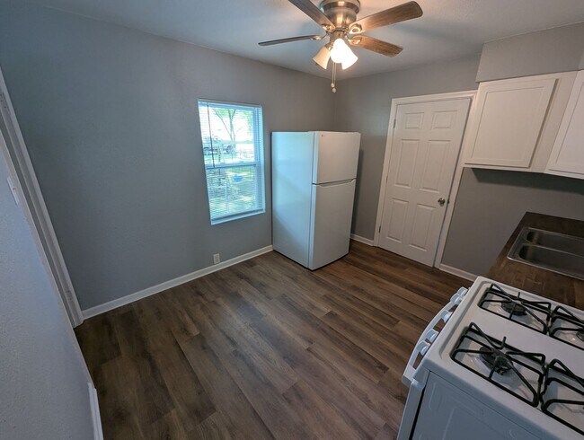 Building Photo - Cutest Corner Lot - Section 8 Friendly
