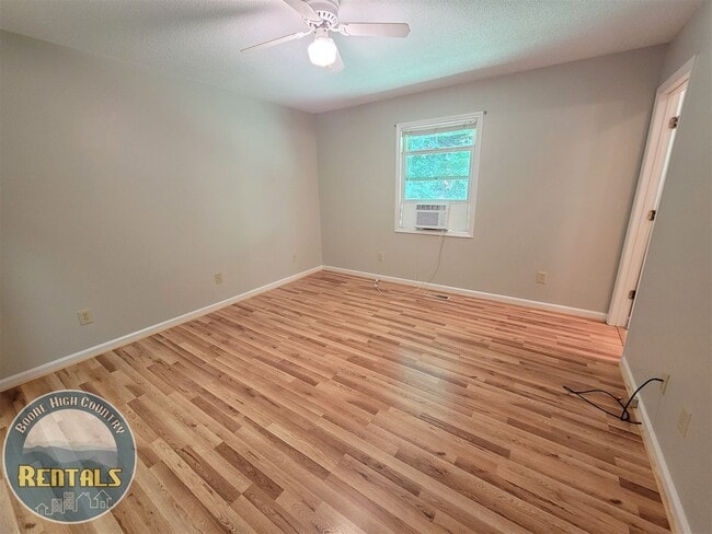 Building Photo - 3/2 One-Level Living Cabin in A Serene Setting!