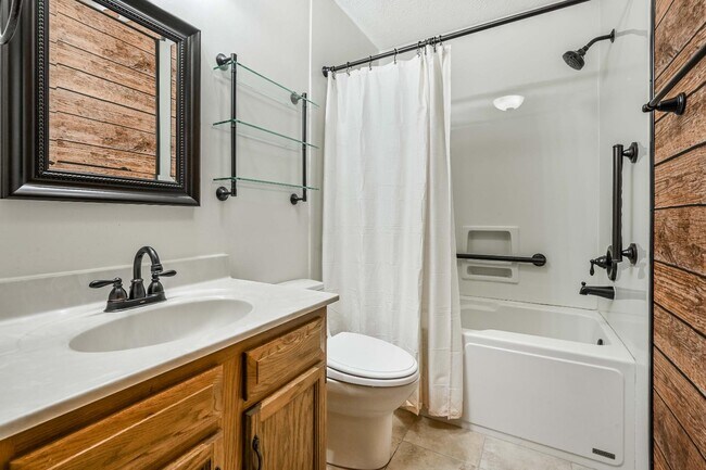 Building Photo - 1108 Redwood Dr