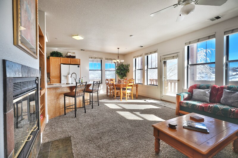 Building Photo - 8371 Meadowview Dr