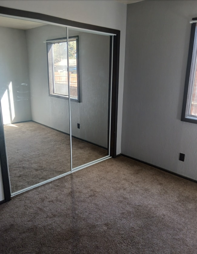 Building Photo - 1066 Paradise Way