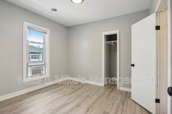 Building Photo - 506 E Linus St