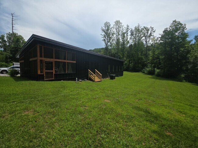 Building Photo - 3 Bedroom House in Sparta