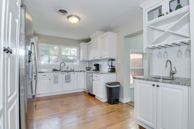 Building Photo - 2426 Brentwood Pl