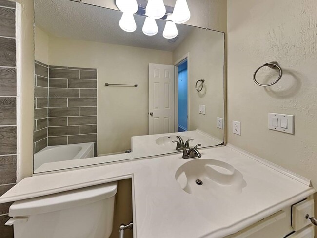 Building Photo - 110 S Village Knoll Cir