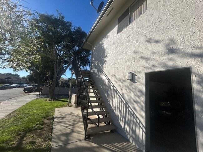 Building Photo - Tranquil Condo 2+1 with Pool View