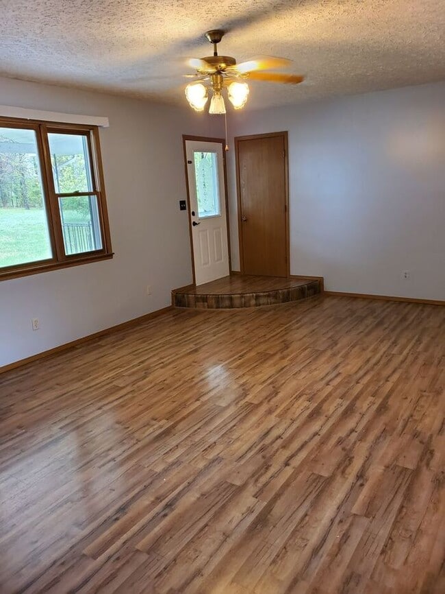 Building Photo - Available May 12th!!!! Laquey school district