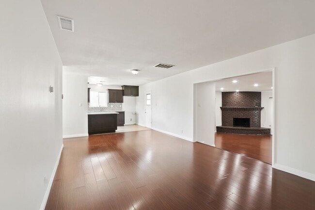 Building Photo - Spacious 3 Bedroom 2 Bath Available Now!