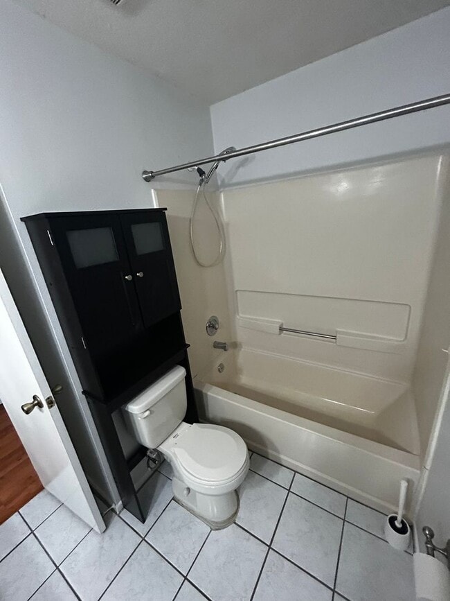 Building Photo - Beautiful 2/2 Condo Located in Hunters Res...