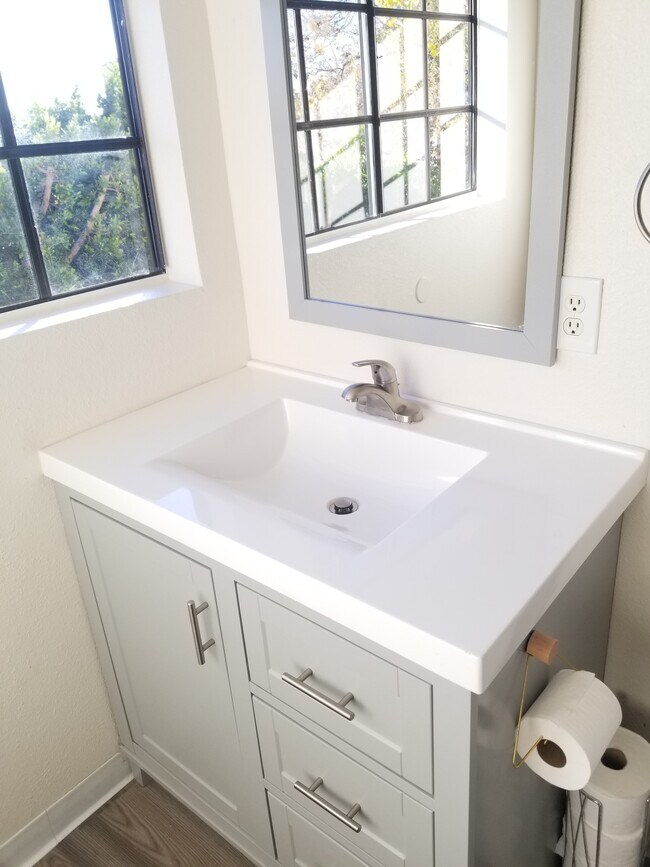 Bathroom 2 - 2003 Vista Del Mar Ave