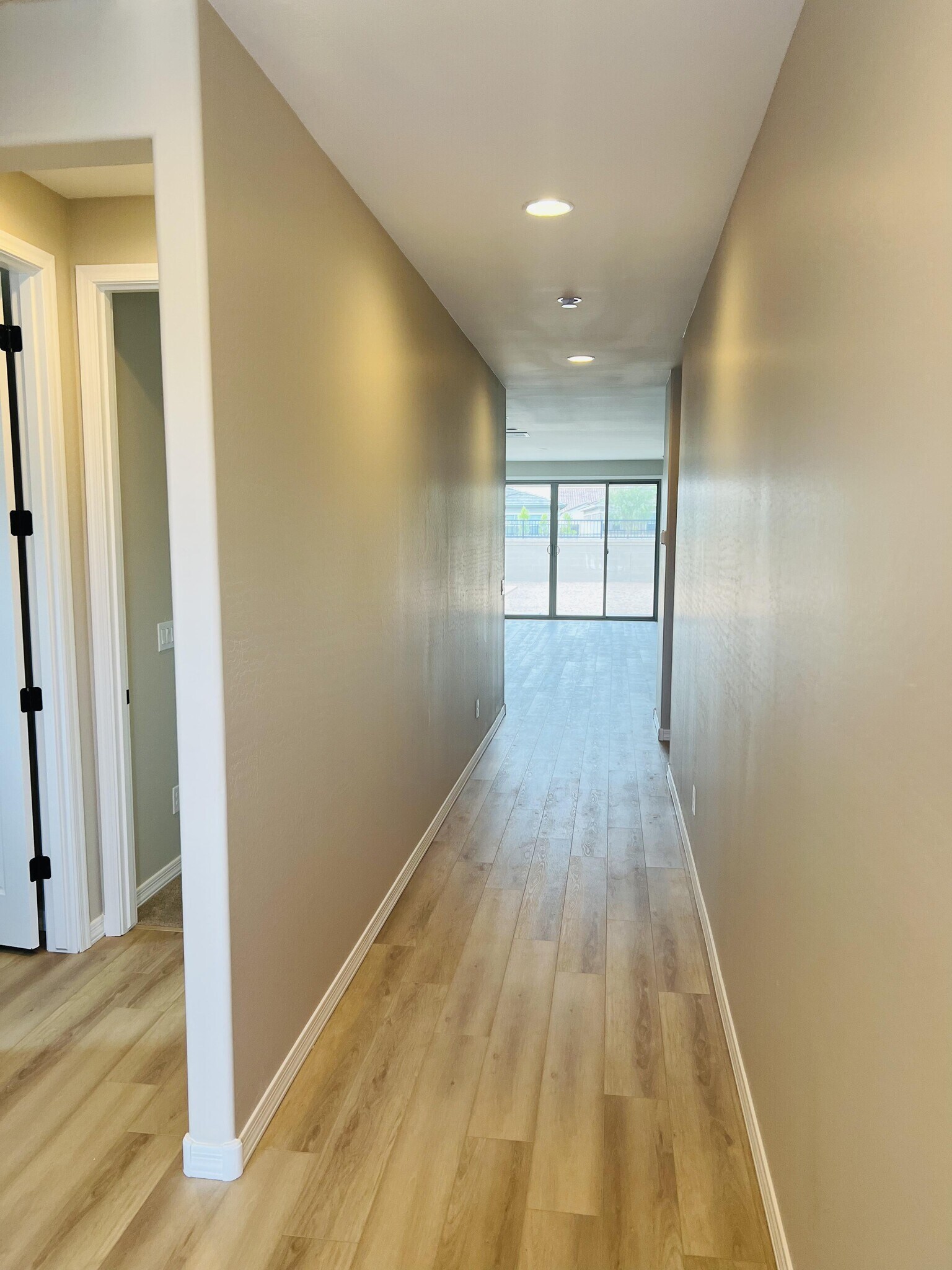 Building Photo - 946 W Macaw Dr