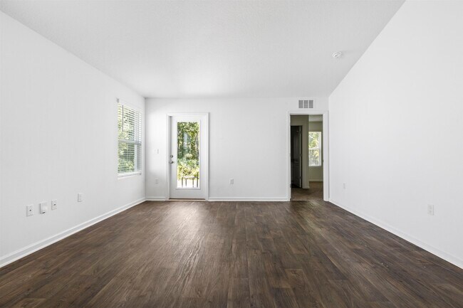 Building Photo - 112 Silver Birch St