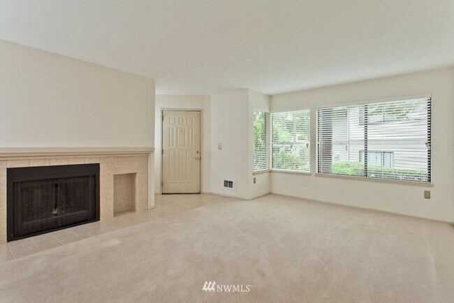 Building Photo - LOCATION, LOCATION, LOCATION wonderful 2 bedroom in the Carlyle.