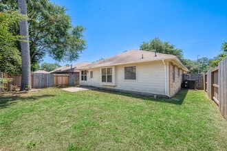 Building Photo - Spacious 3-Bedroom, 2-Bathroom Home with F...