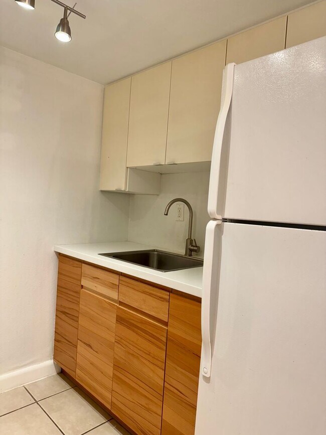 Building Photo - Bayshore Condo