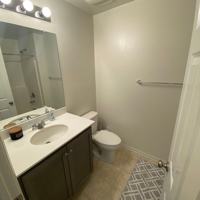 Building Photo - NEWER 4 BEDROOM VICTORVILLE HOME