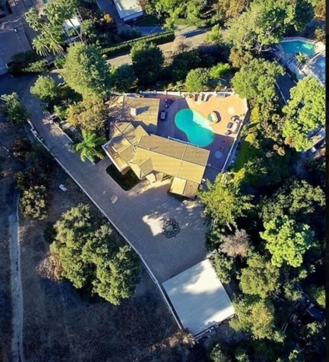 Building Photo - 3200 Oakley Dr