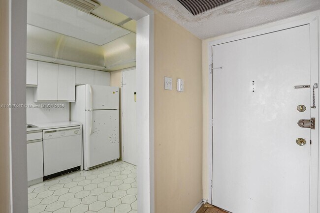 Building Photo - 2030 S Ocean Dr