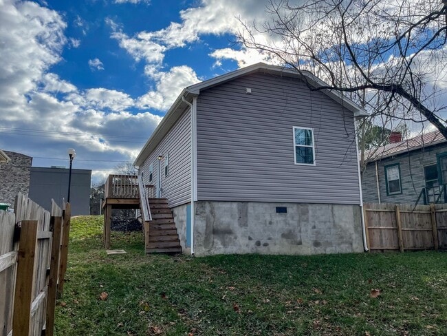 Building Photo - 510 Lakeview Ave, Colonial Heights
