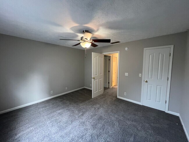 Building Photo - Spacious 4 Bedroom 2.5 Bath Available Now!