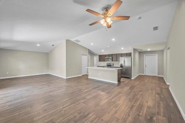 Building Photo - 574 NW Bayshore Blvd