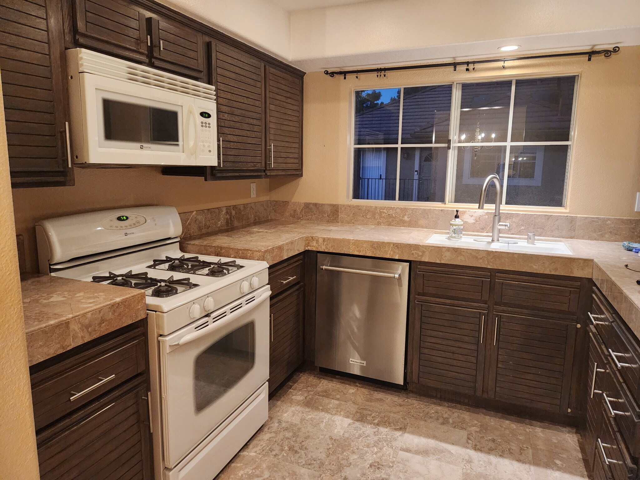 Kitchen - 8040 E Snapdragon Ln