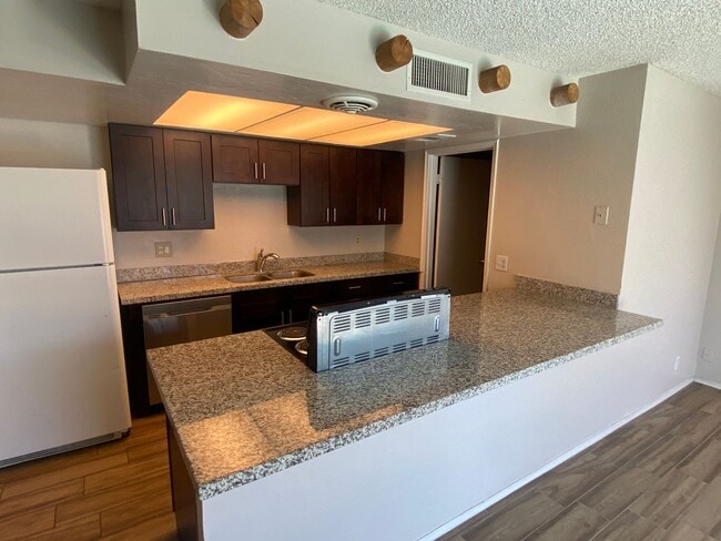 Building Photo - Charming 3 bedroom, 2 bath with Pool