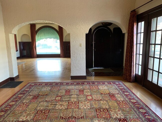 Building Photo - 3 Bedroom, hardwood floors, garage, A/C, Solar