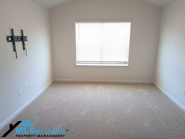 Building Photo - 2338 Lily Dr