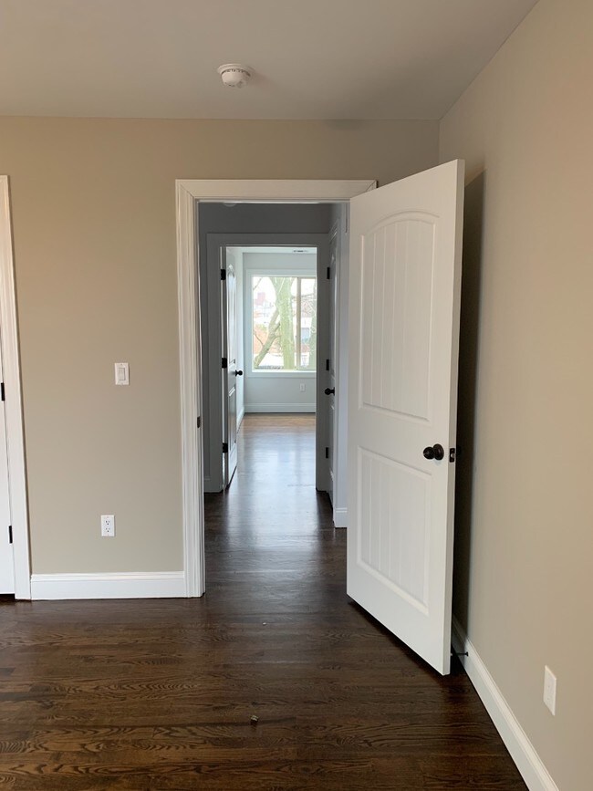 Building Photo - 18 Clinton St