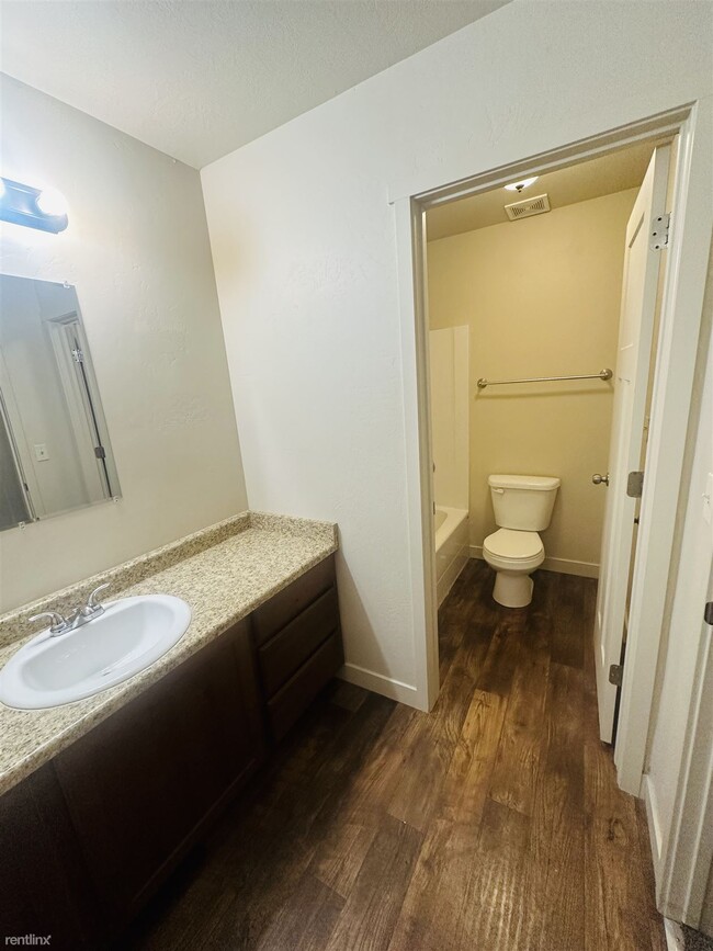 Building Photo - Room for Rent, 2 bath 4plex - 212 North 75...