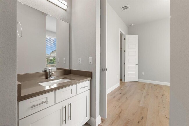 Building Photo - 10709 Lavon Bend