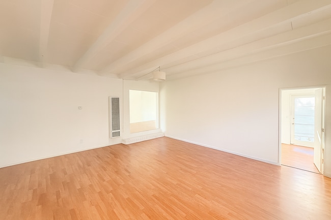 Building Photo - Large 6 bed 3 bath House on the Corner of East Falls!