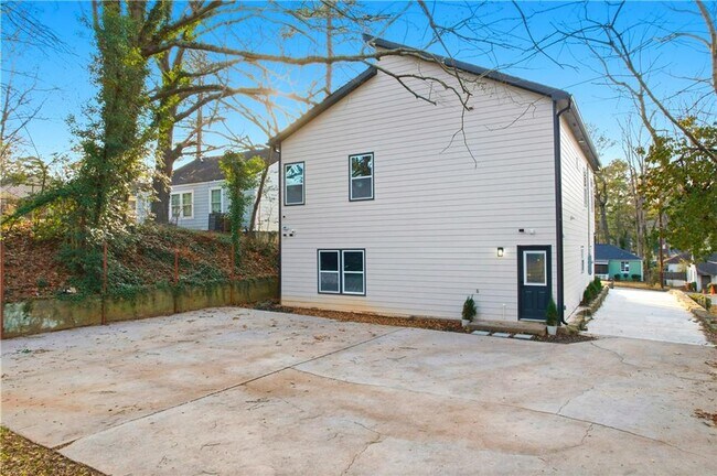 Building Photo - 1386 Elizabeth Ave SW