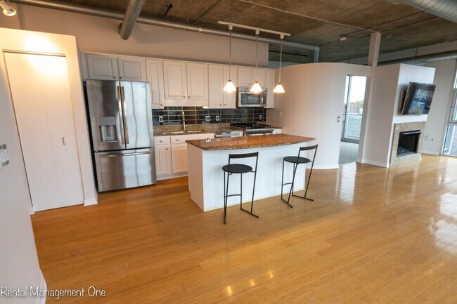 Building Photo - Downtown ROYAL OAK LIVING - 2 bed/2 bath - A CORNER WITH A VIEW!