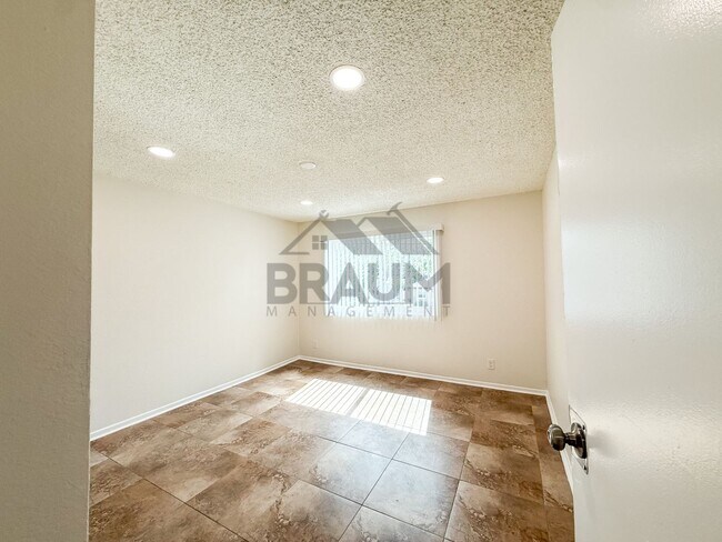 Building Photo - 221 W Elm Ave