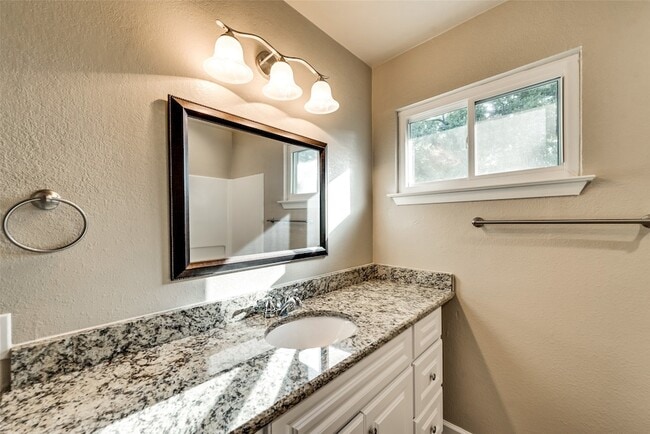 Building Photo - 2817 Blackwood Dr