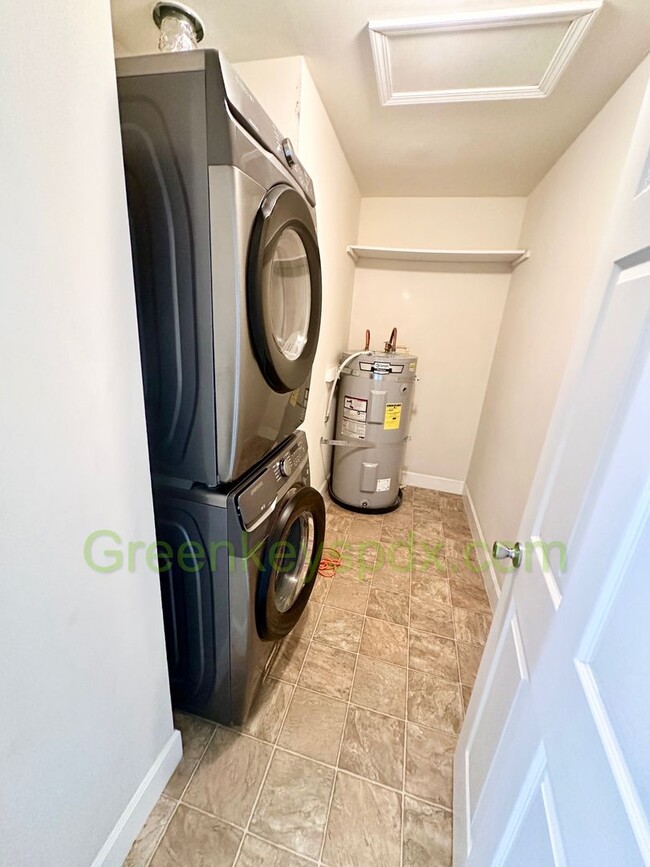 Building Photo - Wow! Spacious, Move-in Ready 2-bedroom 1-b...