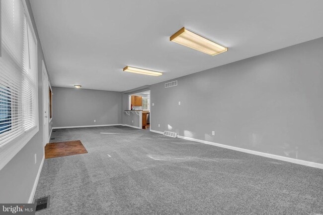 Building Photo - 165 Lakeview Dr N