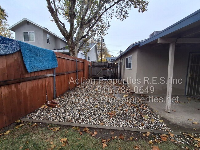 Building Photo - Central Roseville -Duplex 1 Bed, 1 Bath Duplex Large Fenced Yard, Gardener Included - No Laundry ...