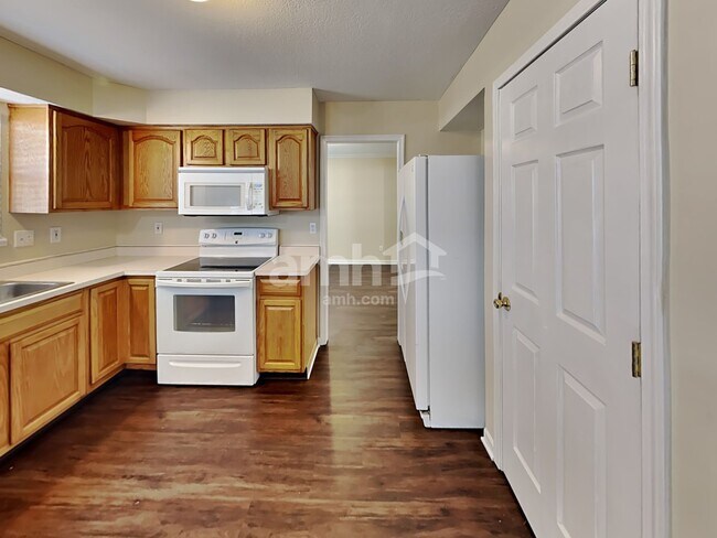 Building Photo - 900 Suntree Dr