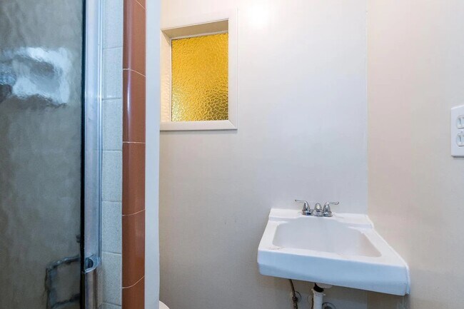 Building Photo - 1724 N West Ave