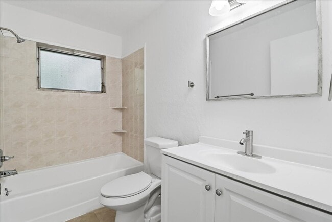 Building Photo - Charming  Florida 2 Bedroom Bungalow with an Additional Bonus/Sunroom, Covered Parking & Patio