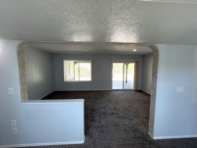 Building Photo - Beautiful eastside location