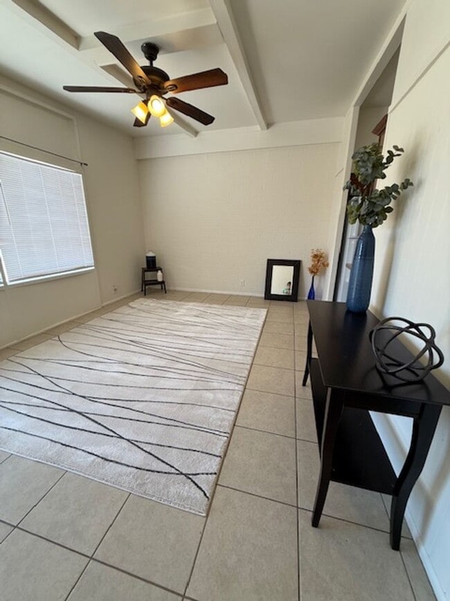 Building Photo - Freshly Updated 2 Bed / 1 Bath Apartment in Glendale!