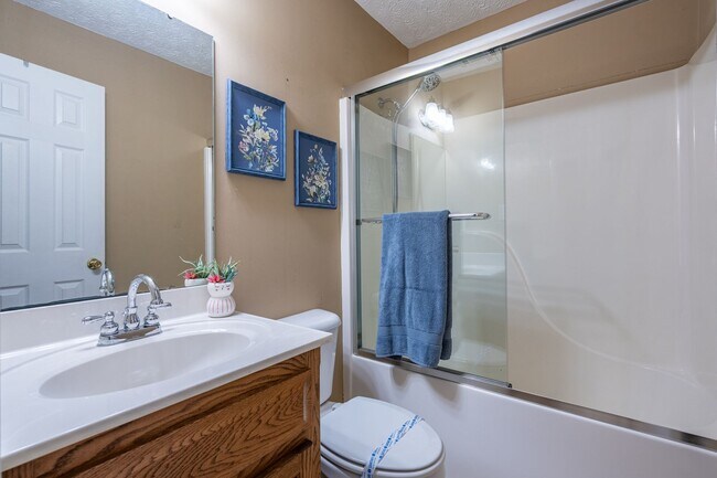 Building Photo - 3 Bedrooms, 2.5 Bathrooms - Home in Silver Creek!