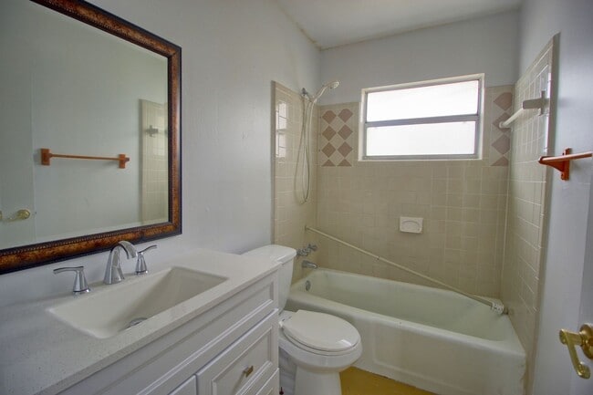 Building Photo - 205 E Esther St