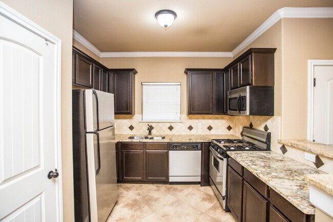 Building Photo - Charming 4 Bedroom, 2 Bath Two-Story Duplex