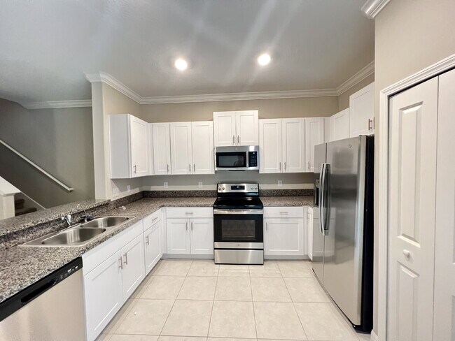 Building Photo - "Charming Gated community 3-Bed Retreat with Lake View & Granite Touches in Lutz!"