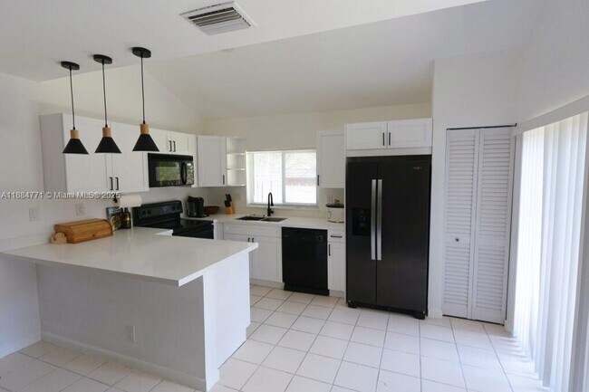 Building Photo - 702 Commodore Dr